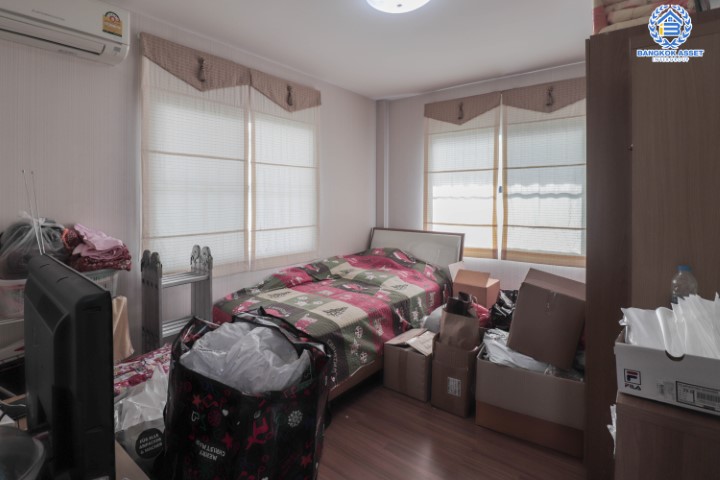 *****บ้านมือสองโซนนนทบุรี ม.มัณฑนา ปิ่นเกล้า-พระราม5 แบรนด์ดังจาก L&H สุดปัง ! บ้านหันทิศตะวันตกเฉียงใต้ บรรยากาศเงียบเป็นส่วนตัว หน้าบ้านไม่ชนใคร บนเนื้อที่ 61 ตร.ว. ฟังก์ชัน 3 ห้องนอน 3 ห้องน้ำ 2 ที่จอดรถ แถมฟรี !!  แอร์ 5 เครื่อง และ เครื่องทำน้ำอุ่น 2 เครื่อง Facilities ครบครัน! บนทำเลเดินทางสะดวก หน้าโครงการติดถนนนครอินทร์ ใกล้วงเวียนพระราม5 และจุดขึ้นทางด่วน "ศรีรัช"